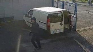 Il frame del video che ha ripreso il presunto ladro entrato in azione