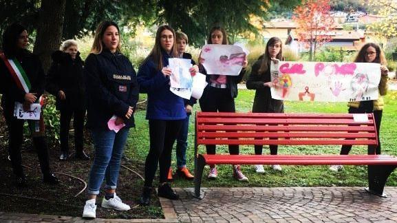 La panchina rossa dedicata a Simona Simonini uccisa nel 2015