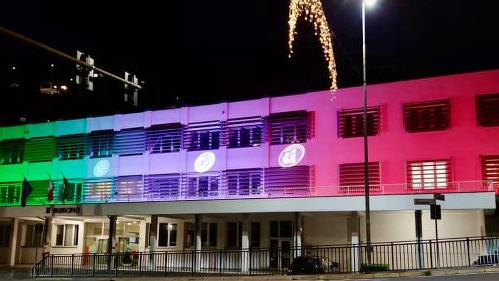 Il municipio di Lumezzane illuminato in tricolore dai ragazzi dell’Agenzia formativa «Don Tedoldi»
