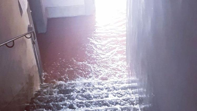 Il sopralluogo nella biblioteca di Rovato allagata da un idrante La cascata d’acqua sulle scale