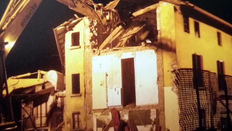 A Pompegnino non ci fu un solo edificio risparmiato dalla furia del sisma: tutti presentavano delle  lesioni Un’immagine eloquente dei danni provocati sedici anni fa Un edificio raso al suolo per motivi di sicurezza dopo la scossa di terremoto del 24 novembre del 2004