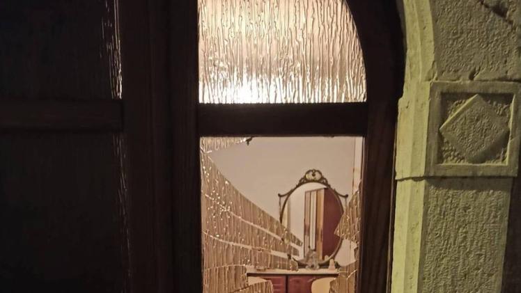 Il vetro sfondato della porta di casa del consigliere comunale