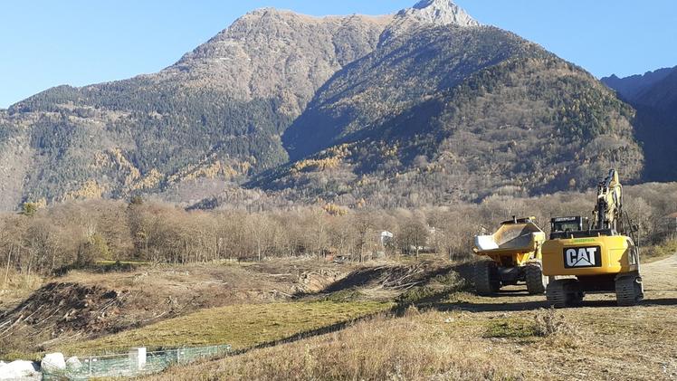 Sonico: l’area della confluenza tra Val Rabbia e fiume OglioQuesta zona appena disboscata servirà da deposito dei materiali