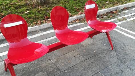 La panchina rossa di Lumezzane senza scarpette e sciarpa