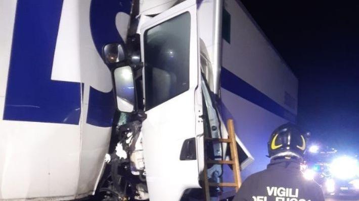 Lo scontro tra i camion è avvenuto sulla carreggiata per VeneziaLa cabina del mezzo pesante accartocciata nel tamponamento