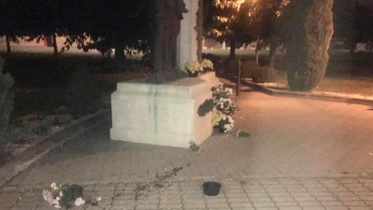Il monumento alle vittime della strada vandalizzato l’altra sera 