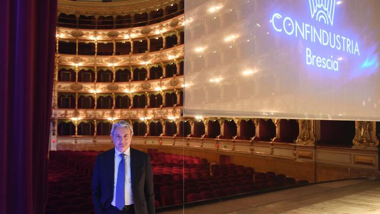 Il presidente di Confindustria Brescia, Giuseppe Pasini, sul palco del Teatro Grande