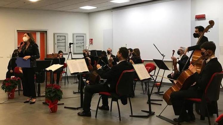 L’orchestra «Antonio Vivaldi» durante il concerto in ospedale