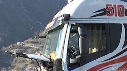 Il suv coinvolto nel pauroso schianto a Niardo FOTO TELEBOARIO Il camion dopo lo scontro 