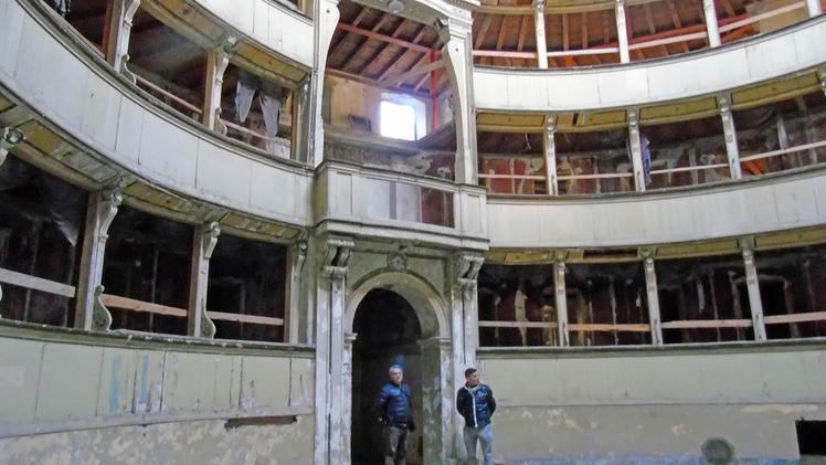 L’ultimo sopralluogo nel teatro Comunale di Salò: dopo decenni di abbandono oggi hanno inizio gli impegnativi lavori di ristrutturazione 