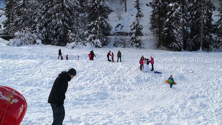 Ogni fine settimana le famiglie si divertono sulla neve della Val PalotPiste chiuse, ma  la località di Pisogne vive un momento magico