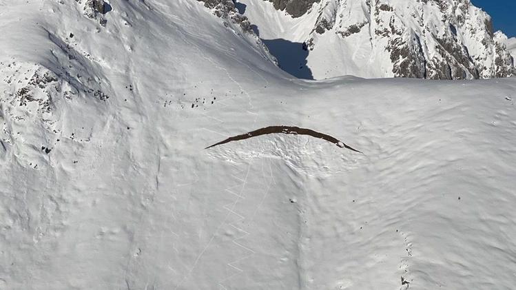 La «bocca di balena» che si è aperta nella neve sul monte Arano