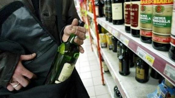 Il ladro di alcolici è stato bloccato nel piazzale del supermercato 