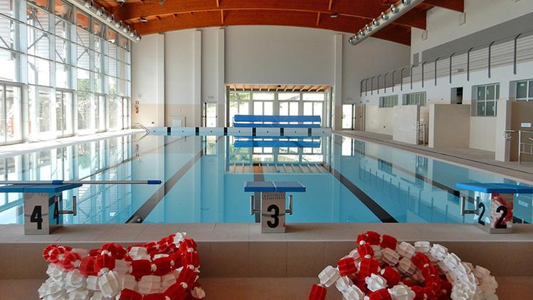 La piscina di Gargnano: riparati i gravi danni provocati da un fulmine
