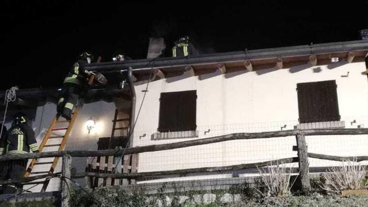 I vigili del fuoco all’opera sul tetto della casa di Concesio colpita dall’incendio