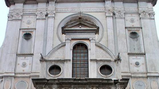 La facciata ospitò fino al XVI secolo l’immagine miracolosa: nel 1581 fu spostata sull’altare maggiore