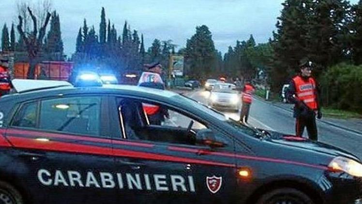 Un posto di blocco dei carabinieri: è caccia aperta ai due banditi che hanno rapinato in casa un imprenditore in pensione di 78 anni 
