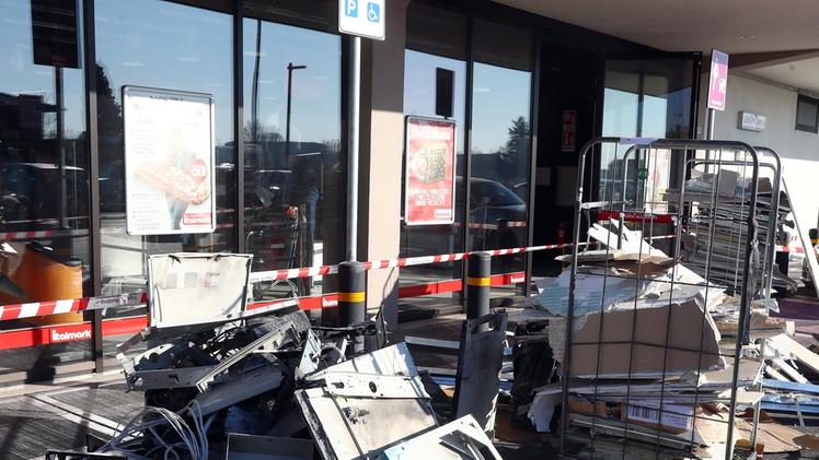 L’assalto esplosivo ha provocato danni ingentiFOTOLIVE/FABRIZIO CATTINAIl primo colpo dell’anno al bancomat ha fruttato 10 mila euro