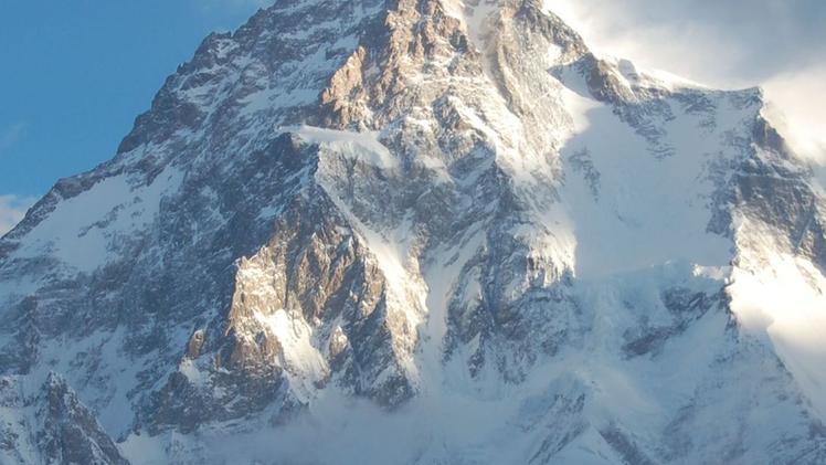 L’enorme piramide del K2: l’ultimo ottomila ancora inviolato nella stagione invernale è stato conquistato