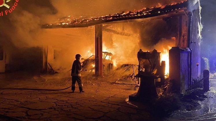 Per spegnere l’incendio i Vigili del fuoco hanno  impiegato delle   schiume ipertecnologicheLe fiamme hanno devastato l’officina meccanica di Verolavecchia