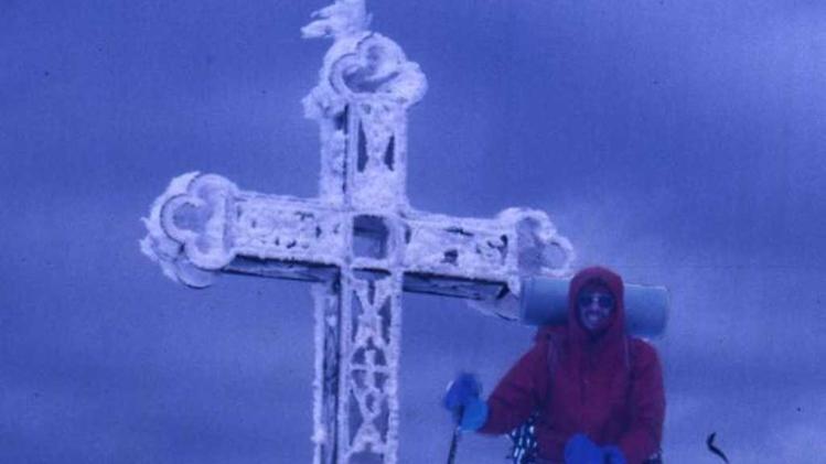 Sul Monte Telegrafo con la grande croce incastonata dal ghiaccio
