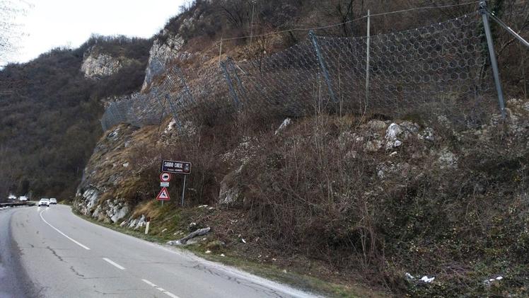 La barriera già installata attorno al versante franoso che sovrasta la strada a Pavone di Sabbio Chiese