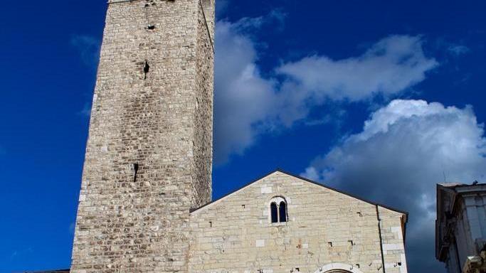 La torre del Pégol annessa al Broletto: è la più antica torre della città
