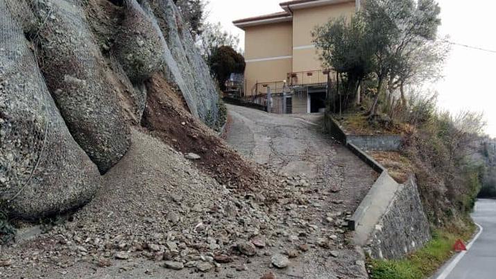 Il materiale caduto sulla strada privata verso Montemaderno