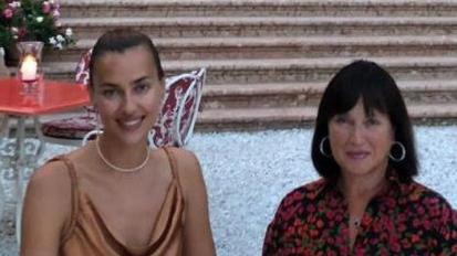 Irina Shayk durante il soggiorno a Villa Feltrinelli a GargnanoLa modella russa con la mamma