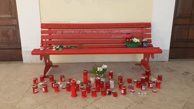 La panchina rossa dedicata a Francesca devastata dai vandali 
