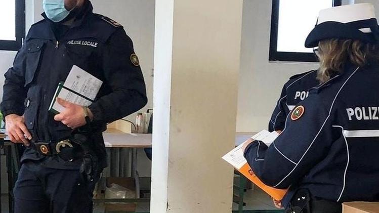 Il sopralluogo degli agenti della Polizia locale nell’azienda di Cologne