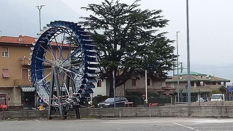 La grande  ruota blu che caratterizzava da anni Piancamuno è stata spostata dalla rotonda