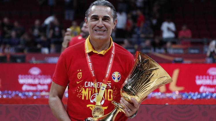 Sergio Scariolo, 59 anni, con il trofeo dell’Nba vinto con i Toronto RaptorsSergio Scariolo con la Coppa del mondo vinta nel 2019 come coach della Spagna: da ct ha conquistato pure 3 Europei, un argento e un bronzo olimpici