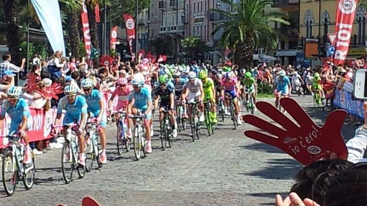 La carovana  del Giro d’Italia percorre il lungolago di Desenzano il 26 maggio 2013. Quest’anno la corsa tonerà ad affacciarsi sul lago di Garda Marco Frapporti  al via nel prossimo Giro d’Italia