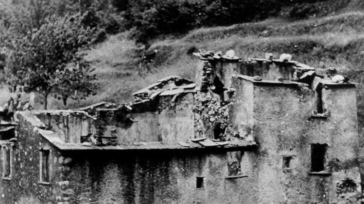 Una fucilazione eseguita nella zona di Sant’Anna di Stazzema, fra gli episodi tragici avvenuti durante la seconda guerra mondialeLa casa della Vaccareccia nel 1944, distrutta dalle fiamme