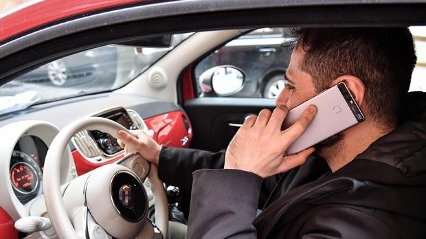Usare impropriamente il telefono mentre si guida è rischioso