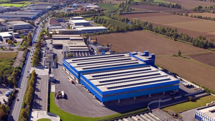 Una veduta aerea dello stabilimento delle Raffinerie Metalli Capra a Castel Mella: la struttura produttiva sarà messa all’asta il 25 marzo 