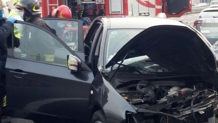 L’auto della vittima dopo il pauroso schianto contro un camion: il conducente non ha avuto scampo 
