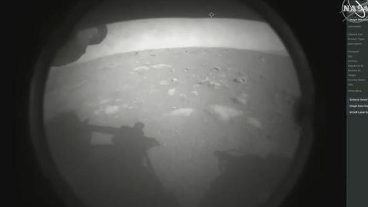 Una delle prima immagine di Perseverance atterrato su Marte