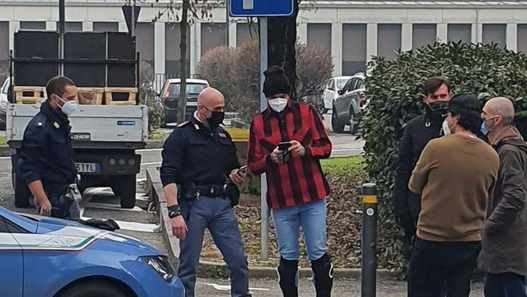 Vittorio Brumotti con gli agenti bresciani nei momenti successivi all’aggressione subitaUn frame dell’aggressione diffuso dall’ufficio stampa di Striscia la Notizia