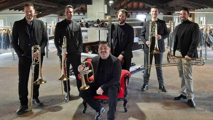 Il Quartetto di Brescia insieme a Maurizio Miri, padrone di casa nel suo showroom, alle spalle di Roy Paci. FOTO MIRIAM QUARANTA
