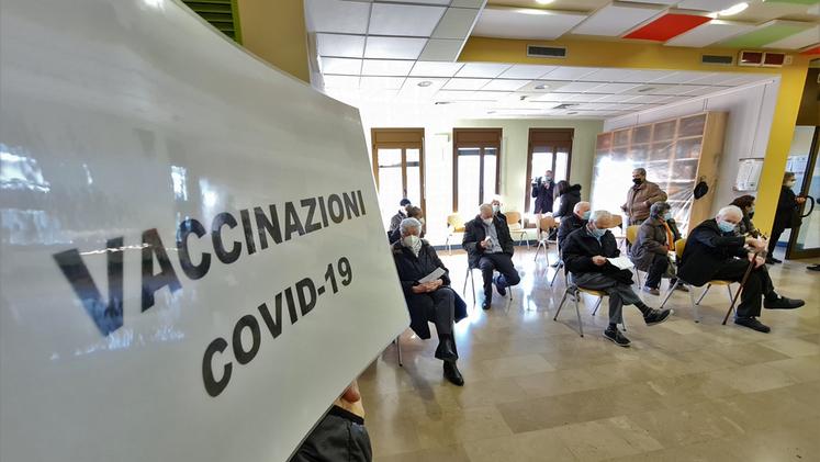 Anziani in attesa della vaccinazione in via Morelli a Brescia