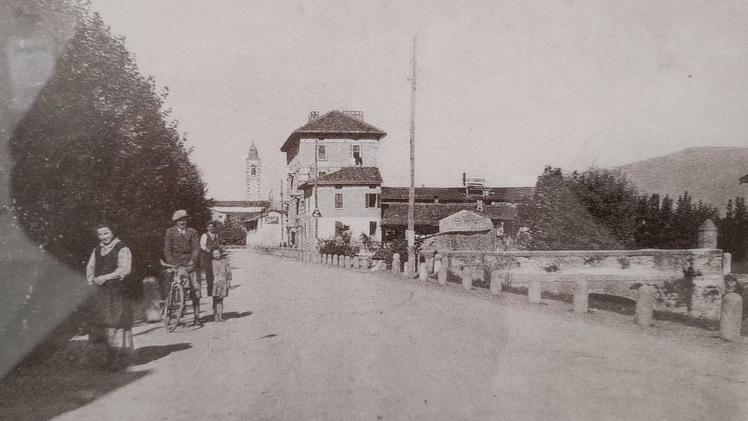 Via Umberto I in una delle foto d’epoca esposte nell’edicola della piazzetta 
