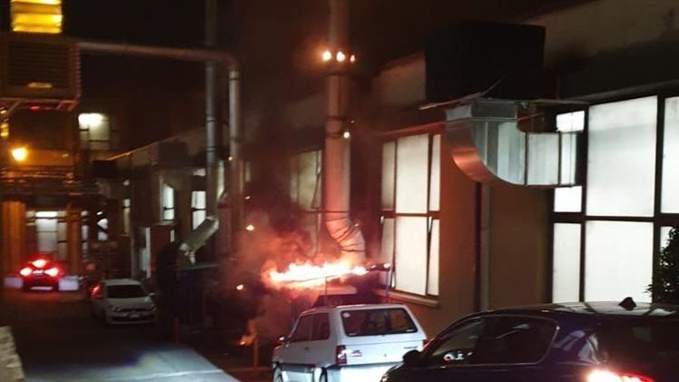 L’incendio divampato in un’azienda nella zona industriale di Sale Marasino 