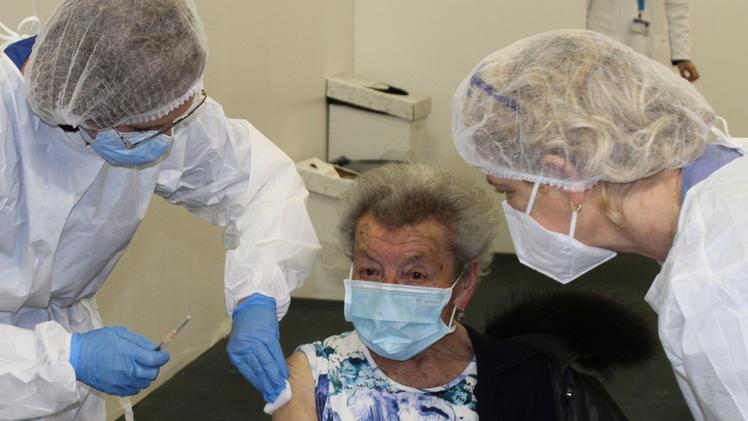 Agnese Bodei riceve il vaccino: tra un mese compirà 99 anni 