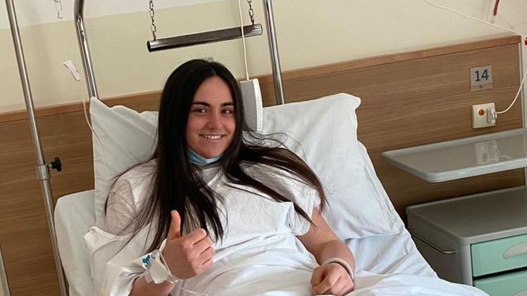 Ludovica Loda sorridente dopo l’intervento chirurgico