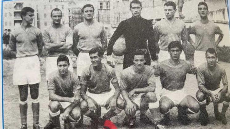 Una formazione del Brescia del campionato di Serie B 1959-60. Crippa è il secondo da sinistra accosciato.