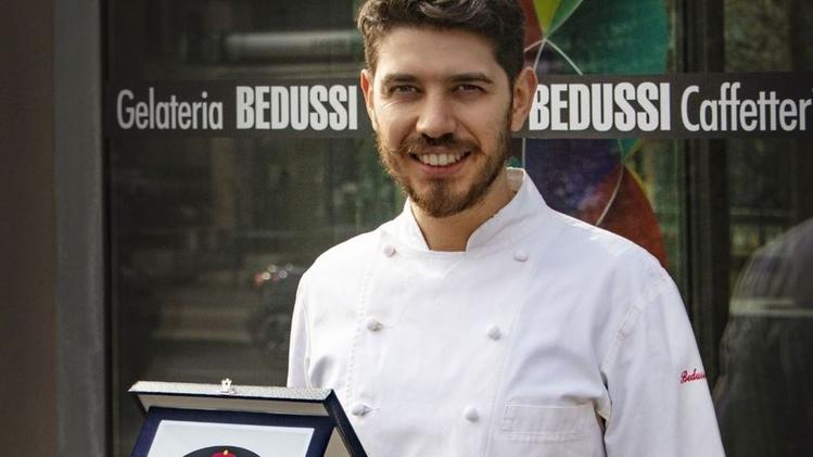 Francesco Bedussi con la targa di «Cake Star»