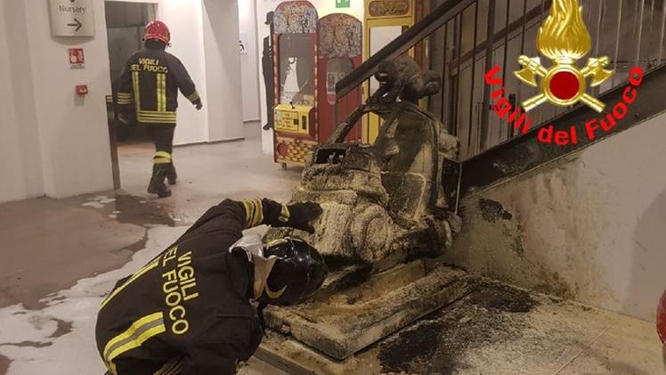 Il gioco danneggiato dall'incendio a Darfo Boario (foto diffusa dal Comando provinciale dei Vigili del fuoco di Brescia)