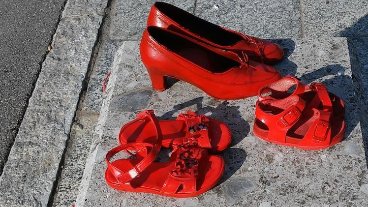 Le scarpette rosse simbolo della lotta alla violenza sulle donne: una piaga che purtroppo è lontana dall’essere debellata